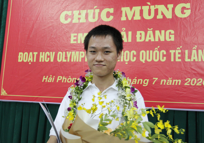 Em Lý Hải Đăng xuất sắc đoạt tấm huy chương Vàng Olympic Hóa học quốc tế 2020 (Ảnh: Lã Tiến) Em Lý Hải Đăng xuất sắc đoạt tấm huy chương Vàng Olympic Hóa học quốc tế 2020 (Ảnh: Lã Tiến)