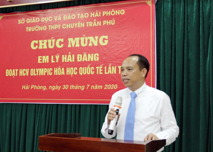 Phó giáo sư, Tiến sĩ Lê Quốc Tiến, Giám đốc Sở Giáo dục và Đào tạo Hải Phòng phát biểu chúc mừng em Lý Hải Đăng (Ảnh: Lã Tiến) Phó giáo sư, Tiến sĩ Lê Quốc Tiến, Giám đốc Sở Giáo dục và Đào tạo Hải Phòng phát biểu chúc mừng em Lý Hải Đăng (Ảnh: Lã Tiến)