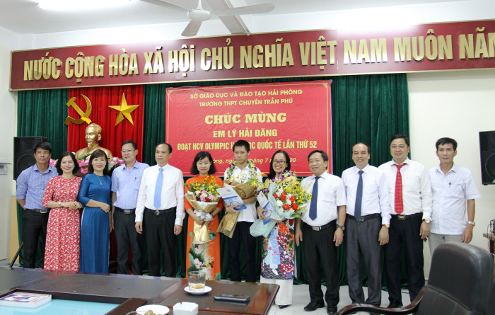 Lãnh đạo Sở Giáo dục và Đào tạo Hải Phòng chụp ảnh lưu niệm cùng em Lý Hải Đăng cùng các thầy cô giáo Trường trung học phổ thông chuyên Trần Phú (Ảnh: Lã Tiến) Lãnh đạo Sở Giáo dục và Đào tạo Hải Phòng chụp ảnh lưu niệm cùng em Lý Hải Đăng cùng các thầy cô giáo Trường trung học phổ thông chuyên Trần Phú (Ảnh: Lã Tiến)