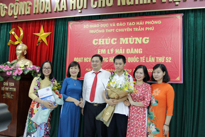 Thầy giáo Đoàn Thái Sơn, Hiệu trưởng Trường trung học phổ thông chuyên Trần Phú cùng Ban giám hiệu chúc mừng em Lý Hải Đăng (Ảnh: Lã Tiến) Thầy giáo Đoàn Thái Sơn, Hiệu trưởng Trường trung học phổ thông chuyên Trần Phú cùng Ban giám hiệu chúc mừng em Lý Hải Đăng (Ảnh: Lã Tiến)