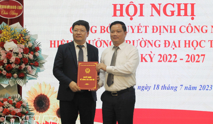 Ông Nguyễn Khắc Thận, Phó Bí thư Tỉnh ủy, Chủ tịch Uỷ ban nhân dân tỉnh Thái Bình đã trao quyết định cho tân Hiệu trưởng Trường Đại học Thái Bình (Ảnh: BTB)