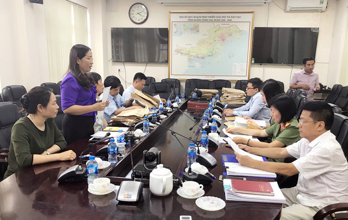 Bà Vũ Liên Oanh, Giám đốc Sở Giáo dục và Đào tạo tỉnh Quảng Ninh (áo tím) giao nhiệm vụ cho Tổ công tác rà soát, đánh giá kỳ thi (Ảnh: CTV) Bà Vũ Liên Oanh, Giám đốc Sở Giáo dục và Đào tạo tỉnh Quảng Ninh (áo tím) giao nhiệm vụ cho Tổ công tác rà soát, đánh giá kỳ thi (Ảnh: CTV)