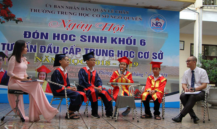 Các em học sinh đạt thành tích cao của Trường Trung học cơ sở Ngô Quyền chia sẻ kinh nghiệm với học sinh lớp 6 (Ảnh: Lã Tiến)