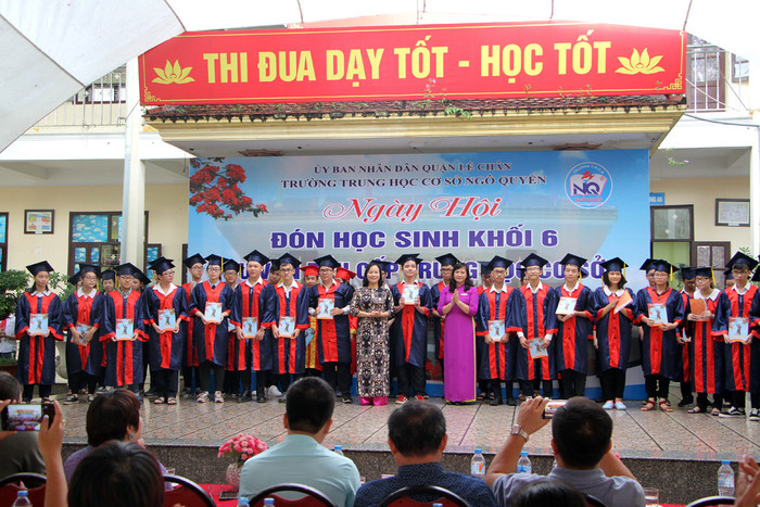 Nhân dịp này, Trường Trung học cơ sở Ngô Quyền khen thưởng các em học sinh khối 9 thi đỗ cao vào lớp 10 (Ảnh: Lã Tiến)