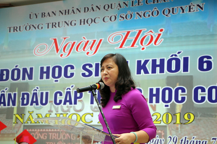 Bà Nguyễn Thị Thu Hương, Hiệu trưởng Trường Trung học cơ sở Ngô Quyền nhiệt liệt chào mừng các em học sinh vào lớp 6, năm học 2018-2019 (Ảnh: Lã Tiến)