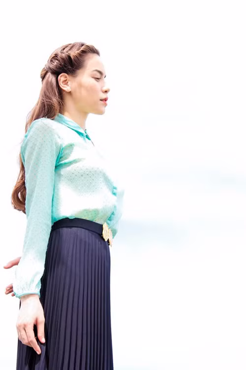 Đẹp ngọt ngào và đậm chất cổ điển, từ góc nhìn nghiêng trông Hà Hồ chẳng khác nào mỹ nữ thập niên 60. Xem thêm: Style Hồ Ngọc Hà / Thời trang công sở / Váy xinh Đẹp ngọt ngào và đậm chất cổ điển, từ góc nhìn nghiêng trông Hà Hồ chẳng khác nào mỹ nữ thập niên 60. Xem thêm: Style Hồ Ngọc Hà / Thời trang công sở / Váy xinh