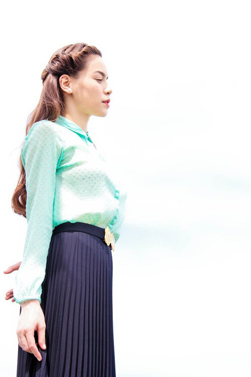 Đẹp ngọt ngào và đậm chất cổ điển, từ góc nhìn nghiêng trông Hà Hồ chẳng khác nào mỹ nữ thập niên 60. Xem thêm: Style Hồ Ngọc Hà / Thời trang công sở / Váy xinh Đẹp ngọt ngào và đậm chất cổ điển, từ góc nhìn nghiêng trông Hà Hồ chẳng khác nào mỹ nữ thập niên 60. Xem thêm: Style Hồ Ngọc Hà / Thời trang công sở / Váy xinh