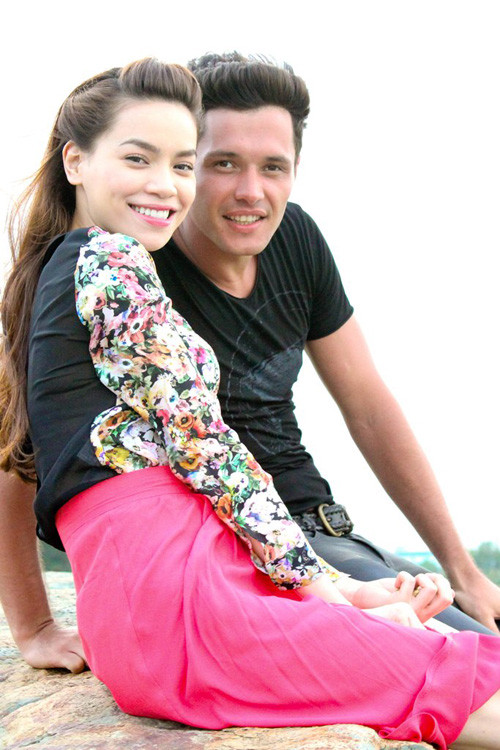 Sự kết hợp tương phản màu sắc trang phục đem đến một bộ cánh rất ấn tượng. Xem thêm: Style Hồ Ngọc Hà / Thời trang công sở / Váy xinh Sự kết hợp tương phản màu sắc trang phục đem đến một bộ cánh rất ấn tượng. Xem thêm: Style Hồ Ngọc Hà / Thời trang công sở / Váy xinh