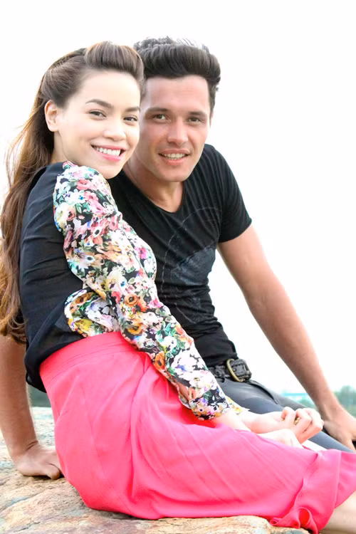 Sự kết hợp tương phản màu sắc trang phục đem đến một bộ cánh rất ấn tượng. Xem thêm: Style Hồ Ngọc Hà / Thời trang công sở / Váy xinh