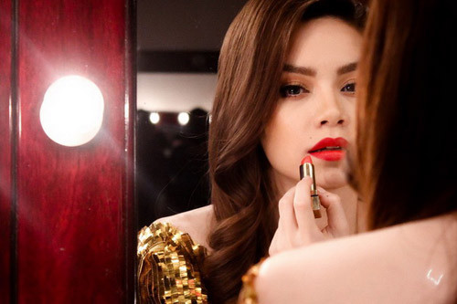 Phong cách trang điểm retro với bờ môi đỏ mọng, lông mày rậm cùng mái tóc retro buông xõa hoàn thiện cho một phong cách thời trang rất cổ điển Xem thêm: Style Hồ Ngọc Hà / Thời trang công sở / Váy xinh Phong cách trang điểm retro với bờ môi đỏ mọng, lông mày rậm cùng mái tóc retro buông xõa hoàn thiện cho một phong cách thời trang rất cổ điển Xem thêm: Style Hồ Ngọc Hà / Thời trang công sở / Váy xinh