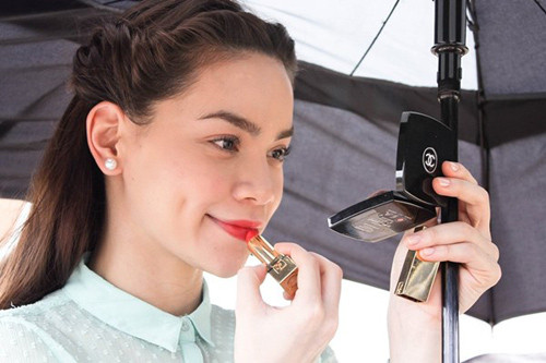 Đầu tiên là màu son đỏ gợi cảm kết hơp với tong trang điểm ấn tượng. Xem thêm: Style Hồ Ngọc Hà / Thời trang công sở / Váy xinh Đầu tiên là màu son đỏ gợi cảm kết hơp với tong trang điểm ấn tượng. Xem thêm: Style Hồ Ngọc Hà / Thời trang công sở / Váy xinh