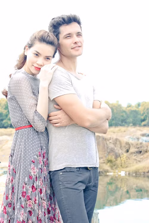 Bộ cánh tiếp theo là chiếc váy hoa kết hợp 2 loại họa tiết chấm bi và hoa to bản rất lạ mắt. Xem thêm: Style Hồ Ngọc Hà / Thời trang công sở / Váy xinh Bộ cánh tiếp theo là chiếc váy hoa kết hợp 2 loại họa tiết chấm bi và hoa to bản rất lạ mắt. Xem thêm: Style Hồ Ngọc Hà / Thời trang công sở / Váy xinh