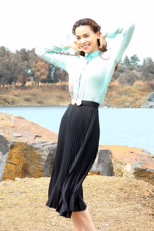 Hà chọn mái tóc tết 2 bên dịu dàng cho bộ cánh này. Xem thêm: Style Hồ Ngọc Hà / Thời trang công sở / Váy xinh