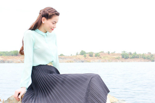 Chiếc váy hoa xếp ly xinh xắn thật hài hòa khi kết hợp với chiếc áo sơ mi xuyệt tông. Xem thêm: Style Hồ Ngọc Hà / Thời trang công sở / Váy xinh Chiếc váy hoa xếp ly xinh xắn thật hài hòa khi kết hợp với chiếc áo sơ mi xuyệt tông. Xem thêm: Style Hồ Ngọc Hà / Thời trang công sở / Váy xinh