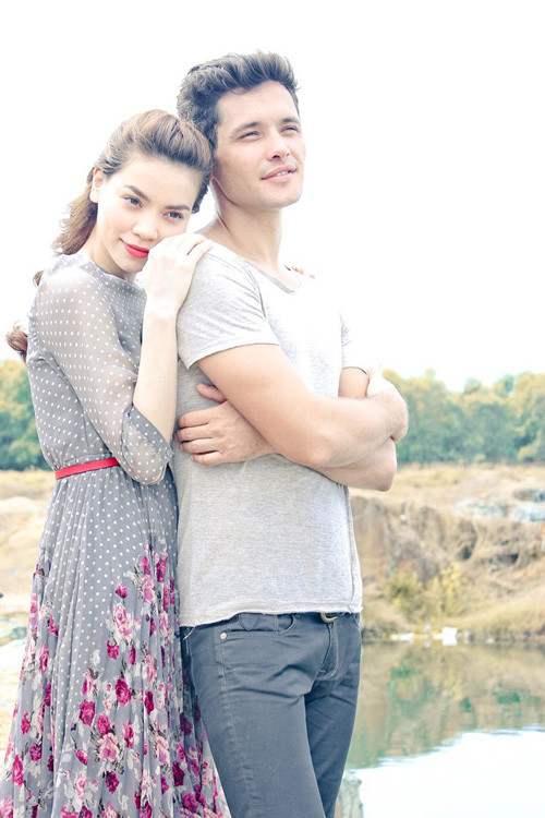 Bộ cánh tiếp theo là chiếc váy hoa kết hợp 2 loại họa tiết chấm bi và hoa to bản rất lạ mắt. Xem thêm: Style Hồ Ngọc Hà / Thời trang công sở / Váy xinh Bộ cánh tiếp theo là chiếc váy hoa kết hợp 2 loại họa tiết chấm bi và hoa to bản rất lạ mắt. Xem thêm: Style Hồ Ngọc Hà / Thời trang công sở / Váy xinh