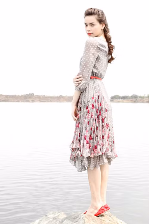 Hà Hồ kết hợp nó với chiếc thắt lưng skinny và giày búp bê màu đỏ rất xuyệt tông với màu của họa tiết. Xem thêm: Style Hồ Ngọc Hà / Thời trang công sở / Váy xinh