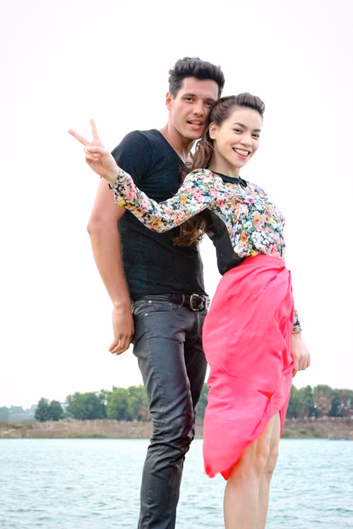 Chắc chắn style này sẽ trở thành xu hướng hot của các cô nàng ưa thích vẻ đẹp ngọt ngào, cổ điển. Xem thêm: Style Hồ Ngọc Hà / Thời trang công sở / Váy xinh Chắc chắn style này sẽ trở thành xu hướng hot của các cô nàng ưa thích vẻ đẹp ngọt ngào, cổ điển. Xem thêm: Style Hồ Ngọc Hà / Thời trang công sở / Váy xinh