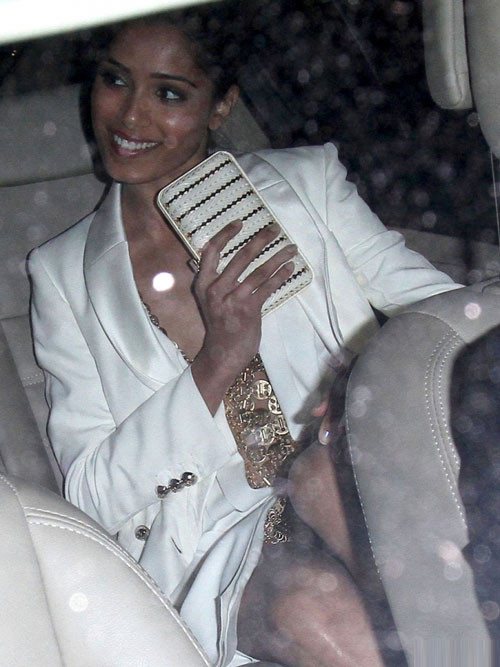 Freida Pinto nhiều lần lộ nội y trước ống kính khi đi dự tiệc tại LHP Cannes.