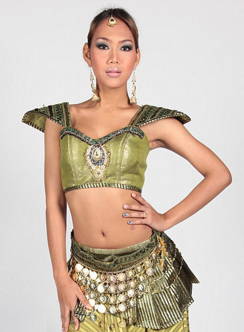 vẻ đẹp mặn mà, quyến rũ, đôi mắt nâu sâu thẳm và làn da bánh mật cùng các số đo cực kỳ sexy.