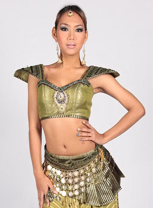 vẻ đẹp mặn mà, quyến rũ, đôi mắt nâu sâu thẳm và làn da bánh mật cùng các số đo cực kỳ sexy.