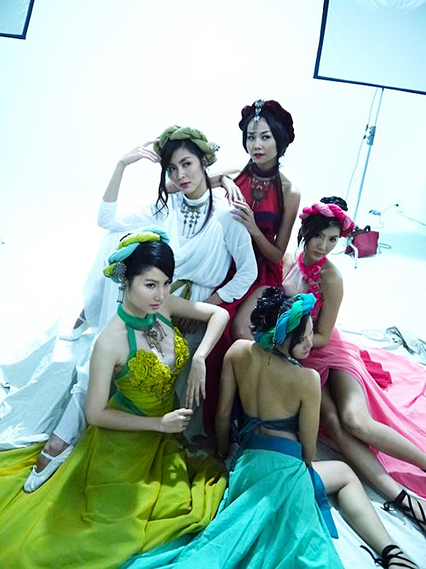 Dàn kỹ nữ - nhân vật chính trong phim. Với tạo hình này, liệu các nàng kỹ nữ có mê hoặc được phái mày râu? (Ảnh: kenh14) Xem thêm: Sao Việt và cuộc chạy đua "khoe" hàng hiệu nghìn đô