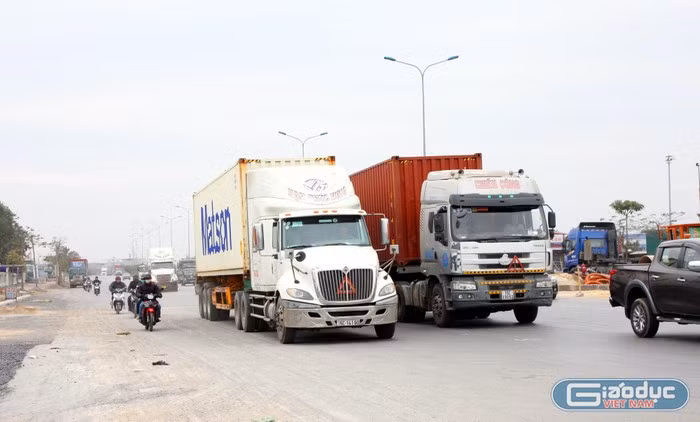 Nhiều lái xe vẫn chưa tuân thủ quy định khi chuyển làn vượt xe (Ảnh: LT)