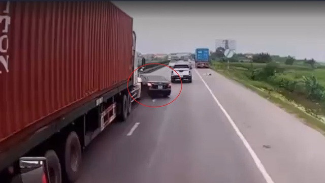 Xe con chuyển làn kiểu "tự sát" trước đầu xe container (Ảnh: CTV) Xe con chuyển làn kiểu "tự sát" trước đầu xe container (Ảnh: CTV)