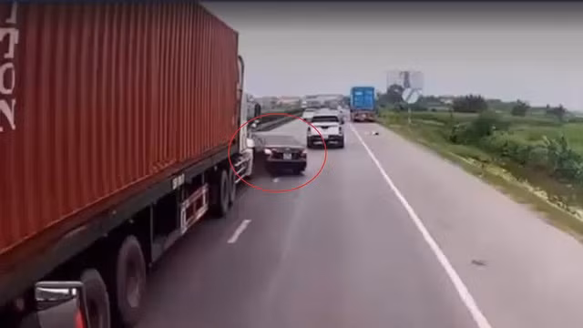 Xe con chuyển làn kiểu "tự sát" trước đầu xe container (Ảnh: CTV)