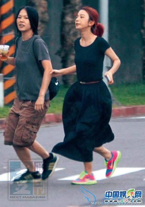 Hebe, thành viên nhóm nhạc nữ S.H.E từng bị tờ Apple phát hiện có quan hệ với người quản lý là Liêu Tuệ Trình. Hai người thường xuyên gắn với nhau như hình với bóng, theo tờ báo trên thì cặp đôi này đã có quan hệ hơn 2 năm. Trước đó vào năm 2005, Liêu Tuệ Trình từng có vụ lùm xùm tình cảm với nhà sản xuất nữ A Bành trong một buổi trình diễn âm nhạc, sau đó lại cặp kè với Chung Nhược Hàm, nữ trợ lý của nam ca sĩ Châu Kiệt Luân. Hebe, thành viên nhóm nhạc nữ S.H.E từng bị tờ Apple phát hiện có quan hệ với người quản lý là Liêu Tuệ Trình. Hai người thường xuyên gắn với nhau như hình với bóng, theo tờ báo trên thì cặp đôi này đã có quan hệ hơn 2 năm. Trước đó vào năm 2005, Liêu Tuệ Trình từng có vụ lùm xùm tình cảm với nhà sản xuất nữ A Bành trong một buổi trình diễn âm nhạc, sau đó lại cặp kè với Chung Nhược Hàm, nữ trợ lý của nam ca sĩ Châu Kiệt Luân.