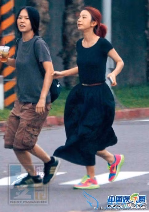 Hebe, thành viên nhóm nhạc nữ S.H.E từng bị tờ Apple phát hiện có quan hệ với người quản lý là Liêu Tuệ Trình. Hai người thường xuyên gắn với nhau như hình với bóng, theo tờ báo trên thì cặp đôi này đã có quan hệ hơn 2 năm. Trước đó vào năm 2005, Liêu Tuệ Trình từng có vụ lùm xùm tình cảm với nhà sản xuất nữ A Bành trong một buổi trình diễn âm nhạc, sau đó lại cặp kè với Chung Nhược Hàm, nữ trợ lý của nam ca sĩ Châu Kiệt Luân. Hebe, thành viên nhóm nhạc nữ S.H.E từng bị tờ Apple phát hiện có quan hệ với người quản lý là Liêu Tuệ Trình. Hai người thường xuyên gắn với nhau như hình với bóng, theo tờ báo trên thì cặp đôi này đã có quan hệ hơn 2 năm. Trước đó vào năm 2005, Liêu Tuệ Trình từng có vụ lùm xùm tình cảm với nhà sản xuất nữ A Bành trong một buổi trình diễn âm nhạc, sau đó lại cặp kè với Chung Nhược Hàm, nữ trợ lý của nam ca sĩ Châu Kiệt Luân.