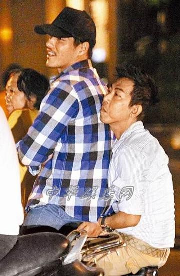 Nam diễn viên Lam Chính Long (áo caro xanh) cũng bị bắt gặp có hành động ôm ấp bạn đồng giới ở hộp đêm đồng tính, nhiều người cho rằng sau chuyện tình đổ vỡ với Đại S, Lam Chính Long muốn “đổi gió” nên đã cặp kè với người đồng giới khi vào một gay bar thay đổi không khí. Trước đó, Lam Chính Long cũng bị bắt gặp đạp xe chở một người đàn ông cùng nhau dạo phố thăm thú sông Xa Hà sau khi hai người cùng nhau ăn tối bên cạnh nữ diễn viên Vương Thể Hoa. Ăn tối xong thì Vương Thể Hoa cáo biết, còn Lam Chính Long và người đàn ông lạ mặt kia cùng nhau đạp xe đi dạo. Nam diễn viên Lam Chính Long (áo caro xanh) cũng bị bắt gặp có hành động ôm ấp bạn đồng giới ở hộp đêm đồng tính, nhiều người cho rằng sau chuyện tình đổ vỡ với Đại S, Lam Chính Long muốn “đổi gió” nên đã cặp kè với người đồng giới khi vào một gay bar thay đổi không khí. Trước đó, Lam Chính Long cũng bị bắt gặp đạp xe chở một người đàn ông cùng nhau dạo phố thăm thú sông Xa Hà sau khi hai người cùng nhau ăn tối bên cạnh nữ diễn viên Vương Thể Hoa. Ăn tối xong thì Vương Thể Hoa cáo biết, còn Lam Chính Long và người đàn ông lạ mặt kia cùng nhau đạp xe đi dạo.