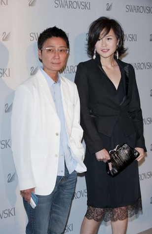 Người đẹp Hồng Kông Triệu Thí Chi (1979) - trái, con gái của ông vua bất động sản Triệu Thế Tăng và nữ diễn viên nổi tiếng xứ cảng thơm Diêu Vỹ. Gần đây, Triệu Thí Chi bị phát hiện đã làm thủ tục đăng ký kết hôn với bạn gái là Dương Như Tâm tại Pháp hôm 4/4, đồng thời trở thành cặp đôi đồng tính đầu tiên ở Hồng Kông chính thức công khai kết hôn. Người đẹp Hồng Kông Triệu Thí Chi (1979) - trái, con gái của ông vua bất động sản Triệu Thế Tăng và nữ diễn viên nổi tiếng xứ cảng thơm Diêu Vỹ. Gần đây, Triệu Thí Chi bị phát hiện đã làm thủ tục đăng ký kết hôn với bạn gái là Dương Như Tâm tại Pháp hôm 4/4, đồng thời trở thành cặp đôi đồng tính đầu tiên ở Hồng Kông chính thức công khai kết hôn.