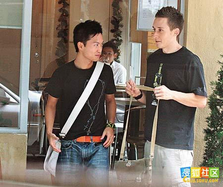 Nam ca sĩ Hồng Kông Lâm Nhất Phong từng trả lời phỏng vấn tạp chí dành cho người đồng tính “Advocate” và được tờ báo này nhận định: “Hồng Kông không có Elton John nhưng có Lâm Nhất Phong”, (Elton John là nam ca sĩ đồng tính nổi tiếng của nước Anh – pv). Nam ca sĩ Hồng Kông Lâm Nhất Phong từng trả lời phỏng vấn tạp chí dành cho người đồng tính “Advocate” và được tờ báo này nhận định: “Hồng Kông không có Elton John nhưng có Lâm Nhất Phong”, (Elton John là nam ca sĩ đồng tính nổi tiếng của nước Anh – pv).