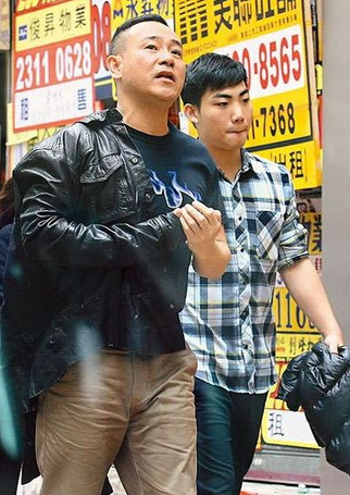 Nam diễn viên truyền hình Hồng Kông Lâm Bảo Di từng đóng dấu với những vai nam có khí phách và mạnh mẽ, khiến không biết bao cô gái thầm thương trộm nhớ và cũng dính vào không ít scandal tình ái khi mới gia nhập làng giải trí. Còn giới tính thật của Lâm Bảo Di lại là người đồng tính, từng có lần những tay săn ảnh đã bắt gặp Bảo Di và nam vương Hồng Kông 2007 Bàng Quán Kỳ thân mật khi nam vương này xuất hiện trong đám tang của mẹ Lâm Bảo Di. Nam diễn viên truyền hình Hồng Kông Lâm Bảo Di từng đóng dấu với những vai nam có khí phách và mạnh mẽ, khiến không biết bao cô gái thầm thương trộm nhớ và cũng dính vào không ít scandal tình ái khi mới gia nhập làng giải trí. Còn giới tính thật của Lâm Bảo Di lại là người đồng tính, từng có lần những tay săn ảnh đã bắt gặp Bảo Di và nam vương Hồng Kông 2007 Bàng Quán Kỳ thân mật khi nam vương này xuất hiện trong đám tang của mẹ Lâm Bảo Di.