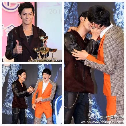 Trong khi đó, nam diễn viên điển trai Lâm Canh Tân từng có màn khóa môi với nam ca sĩ Uông Đông Thành của nhóm nhạc nam Phi Luân Hải ngay trên sân khấu buổi họp báo ra mắt bộ phim mới “Tỉ tỉ tựa như hoa”. Tại đây, ngoài nụ hôn của Hồ Binh dành cho Lâm Tâm Như thì Uông Đông Thành cũng tỏ ra không cam chịu khi quay sang hôn Lâm Canh Tân khiến những người có mặt đều trầm trồ vỗ tay hưởng ứng. Trong khi đó, nam diễn viên điển trai Lâm Canh Tân từng có màn khóa môi với nam ca sĩ Uông Đông Thành của nhóm nhạc nam Phi Luân Hải ngay trên sân khấu buổi họp báo ra mắt bộ phim mới “Tỉ tỉ tựa như hoa”. Tại đây, ngoài nụ hôn của Hồ Binh dành cho Lâm Tâm Như thì Uông Đông Thành cũng tỏ ra không cam chịu khi quay sang hôn Lâm Canh Tân khiến những người có mặt đều trầm trồ vỗ tay hưởng ứng.