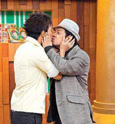 Trước sự việc này, Thái Khang Vĩnh vẫn bình tĩnh trả lời báo giới: “Chúng tôi yêu nhau đã lâu, hiện tại vẫn sống riêng nên cũng không cấp bách trong việc sống chung. Thế nhưng mỗi khi có thời gian rảnh, cả hai lại cùng nhau đi tìm nhà. Cậu ấy cao 1.80m, một người khá mạnh mẽ và lịch sự… tôi rất yêu cậu ấy, sau này cả hai sẽ ra nước ngoài kết hôn”. Ảnh: Thái Khang Vĩnh và màn khóa môi với một thanh niên điển trai trong chương trình do anh làm MC. Trước sự việc này, Thái Khang Vĩnh vẫn bình tĩnh trả lời báo giới: “Chúng tôi yêu nhau đã lâu, hiện tại vẫn sống riêng nên cũng không cấp bách trong việc sống chung. Thế nhưng mỗi khi có thời gian rảnh, cả hai lại cùng nhau đi tìm nhà. Cậu ấy cao 1.80m, một người khá mạnh mẽ và lịch sự… tôi rất yêu cậu ấy, sau này cả hai sẽ ra nước ngoài kết hôn”. Ảnh: Thái Khang Vĩnh và màn khóa môi với một thanh niên điển trai trong chương trình do anh làm MC.