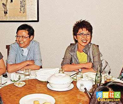 Nữ diễn viên truyền hình nổi tiếng Hồng Kông là Quan Cúc Anh (Susanna Kwan – 1959) sau khi bị phát hiện có tình cảm khá kín đáo với bạn gái Châu Lợi Vỹ (Willy) thì càng tỏ ra cởi mở và không hề né tránh về giới tính thật của bà. Từng có lần nói về tình yêu của mình, Quan Cúc Anh phát biểu: “Quan trọng nhất là có người thương yêu mình, nam hay nữ đều không có nghĩa lý gì”. Nữ diễn viên truyền hình nổi tiếng Hồng Kông là Quan Cúc Anh (Susanna Kwan – 1959) sau khi bị phát hiện có tình cảm khá kín đáo với bạn gái Châu Lợi Vỹ (Willy) thì càng tỏ ra cởi mở và không hề né tránh về giới tính thật của bà. Từng có lần nói về tình yêu của mình, Quan Cúc Anh phát biểu: “Quan trọng nhất là có người thương yêu mình, nam hay nữ đều không có nghĩa lý gì”.