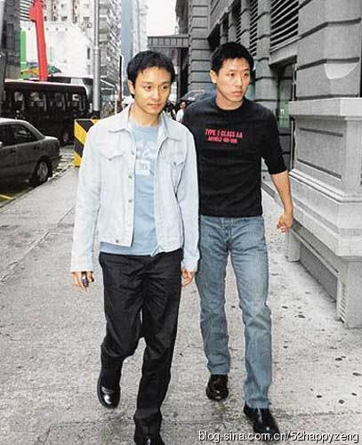 Trương Quốc Vinh – niềm tự hào của sân khấu ca nhạc Trung Quốc, sợi chỉ vàng của làng điện ảnh Hoa ngữ đồng thời là thần tượng một thời của biết bao người Trung Quốc. Đáng tiếc là sau khi rơi vào bế tắc thì ông đã tìm đến với cái chết để tự giải thoát. Bản thân Trương Quốc Vinh là người đồng tính, điều này hẳn nhiều người đều biết. Trương Quốc Vinh – niềm tự hào của sân khấu ca nhạc Trung Quốc, sợi chỉ vàng của làng điện ảnh Hoa ngữ đồng thời là thần tượng một thời của biết bao người Trung Quốc. Đáng tiếc là sau khi rơi vào bế tắc thì ông đã tìm đến với cái chết để tự giải thoát. Bản thân Trương Quốc Vinh là người đồng tính, điều này hẳn nhiều người đều biết.