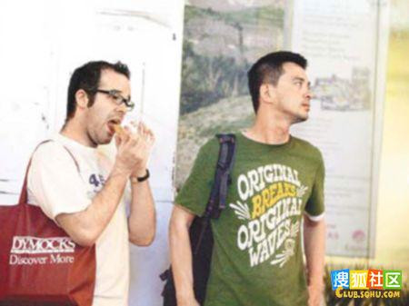 Gần đây người ta cũng bắt gặp Hoàng Diệu Minh sánh vai bên cạnh một thanh niên ngoại quốc và có những cử chỉ thân mật, mặc dù danh tính của người thanh niên lạ kia vẫn chưa được công khai. Gần đây người ta cũng bắt gặp Hoàng Diệu Minh sánh vai bên cạnh một thanh niên ngoại quốc và có những cử chỉ thân mật, mặc dù danh tính của người thanh niên lạ kia vẫn chưa được công khai.