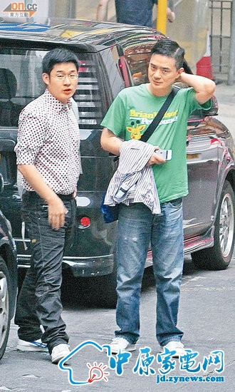 Nam ca sĩ người Hồng Kông là Hoàng Diệu Minh (phải) cũng từng công khai tình yêu đồng tính của ông tại một buổi trình diễn: “Tôi không phải người đồng tính nhưng tôi là người yêu đồng tính, tôi là một thằng gay”. Trên thực tế thì Hoàng Diệu Minh là người đồng tính và báo chí cũng nhiều lần đề cập đến chuyện này từ rất lâu, từng có lần hình ảnh nam ca sĩ 50 tuổi cùng bạn trai đi dạo trên phố cũng đã gây xôn xao dư luận. Năm 2010, Hoàng Diệu Minh cũng từng thừa nhận ông là người trong giới đồng tính. Nam ca sĩ người Hồng Kông là Hoàng Diệu Minh (phải) cũng từng công khai tình yêu đồng tính của ông tại một buổi trình diễn: “Tôi không phải người đồng tính nhưng tôi là người yêu đồng tính, tôi là một thằng gay”. Trên thực tế thì Hoàng Diệu Minh là người đồng tính và báo chí cũng nhiều lần đề cập đến chuyện này từ rất lâu, từng có lần hình ảnh nam ca sĩ 50 tuổi cùng bạn trai đi dạo trên phố cũng đã gây xôn xao dư luận. Năm 2010, Hoàng Diệu Minh cũng từng thừa nhận ông là người trong giới đồng tính.