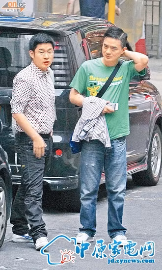 Nam ca sĩ người Hồng Kông là Hoàng Diệu Minh (phải) cũng từng công khai tình yêu đồng tính của ông tại một buổi trình diễn: “Tôi không phải người đồng tính nhưng tôi là người yêu đồng tính, tôi là một thằng gay”. Trên thực tế thì Hoàng Diệu Minh là người đồng tính và báo chí cũng nhiều lần đề cập đến chuyện này từ rất lâu, từng có lần hình ảnh nam ca sĩ 50 tuổi cùng bạn trai đi dạo trên phố cũng đã gây xôn xao dư luận. Năm 2010, Hoàng Diệu Minh cũng từng thừa nhận ông là người trong giới đồng tính. Nam ca sĩ người Hồng Kông là Hoàng Diệu Minh (phải) cũng từng công khai tình yêu đồng tính của ông tại một buổi trình diễn: “Tôi không phải người đồng tính nhưng tôi là người yêu đồng tính, tôi là một thằng gay”. Trên thực tế thì Hoàng Diệu Minh là người đồng tính và báo chí cũng nhiều lần đề cập đến chuyện này từ rất lâu, từng có lần hình ảnh nam ca sĩ 50 tuổi cùng bạn trai đi dạo trên phố cũng đã gây xôn xao dư luận. Năm 2010, Hoàng Diệu Minh cũng từng thừa nhận ông là người trong giới đồng tính.