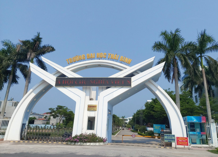 Lãnh đạo Trường Đại học Thái Bình đã giải trình về việc tuyển sinh hệ chính quy nhưng cấp bảng điểm hệ "vừa làm, vừa học" (Ảnh: Lã Tiến) Lãnh đạo Trường Đại học Thái Bình đã giải trình về việc tuyển sinh hệ chính quy nhưng cấp bảng điểm hệ "vừa làm, vừa học" (Ảnh: Lã Tiến)