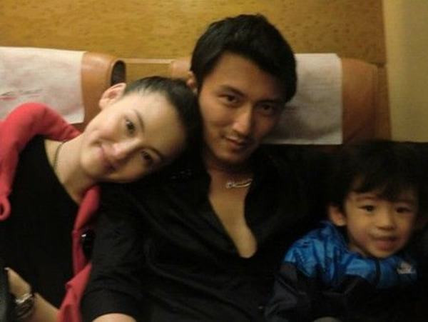 Gia đình Phong Chi hạnh phúc một thời. Ảnh. Sina. Gia đình Phong Chi hạnh phúc một thời. Ảnh. Sina.