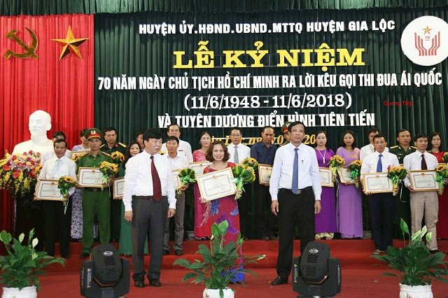 Cô giáo Bùi Thị Dung được tuyên dương điển hình tiên tiến trong năm 2018 (Ảnh: CTV) Cô giáo Bùi Thị Dung được tuyên dương điển hình tiên tiến trong năm 2018 (Ảnh: CTV)