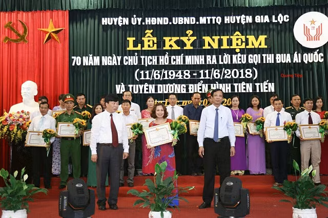 Cô giáo Bùi Thị Dung được tuyên dương điển hình tiên tiến trong năm 2018 (Ảnh: CTV)