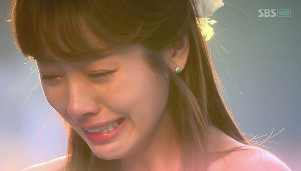 Cô dâu đáng thương Han Ji Min thổn thức khi chàng hoàng tử của mình trong ngày cưới tự dưng tan biến. Cô dâu đáng thương Han Ji Min thổn thức khi chàng hoàng tử của mình trong ngày cưới tự dưng tan biến.