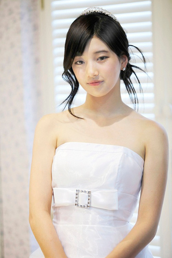 Cô nàng Jang Ma Ri vai cô dâu Suzy trong phim “Big” tuy chỉ là một nhân vật phá đám trong phim nhưng hình ảnh cô dâu của Jang Ma Ri được người hâm mộ đặc biệt thích thú. Cô nàng Jang Ma Ri vai cô dâu Suzy trong phim “Big” tuy chỉ là một nhân vật phá đám trong phim nhưng hình ảnh cô dâu của Jang Ma Ri được người hâm mộ đặc biệt thích thú.