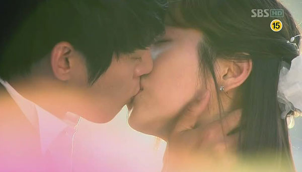 Han Ji Min trong phim "Rooftop Prince" trong quá khứ cùng Thái tử Lee Gak (Park Yoo Chun đóng). Han Ji Min trong phim "Rooftop Prince" trong quá khứ cùng Thái tử Lee Gak (Park Yoo Chun đóng).