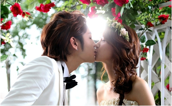 Yoona phải cùng lúc đóng hai vai đối lập: Người mẹ dịu dàng, nữ tính và cô con gái mạnh mẽ, hiện đại. Yoona phải cùng lúc đóng hai vai đối lập: Người mẹ dịu dàng, nữ tính và cô con gái mạnh mẽ, hiện đại.