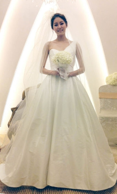 Uee với trang phục cô dâu vô cùng lộng lẫy. Uee với trang phục cô dâu vô cùng lộng lẫy.